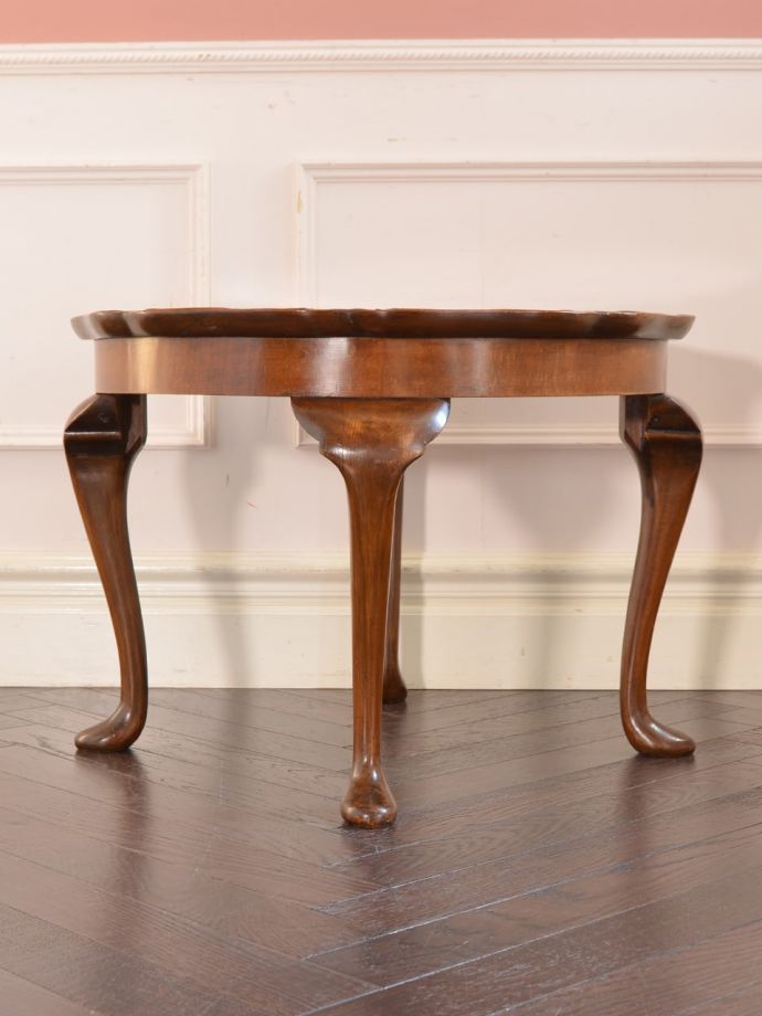 コーヒーテーブルの後ろ姿