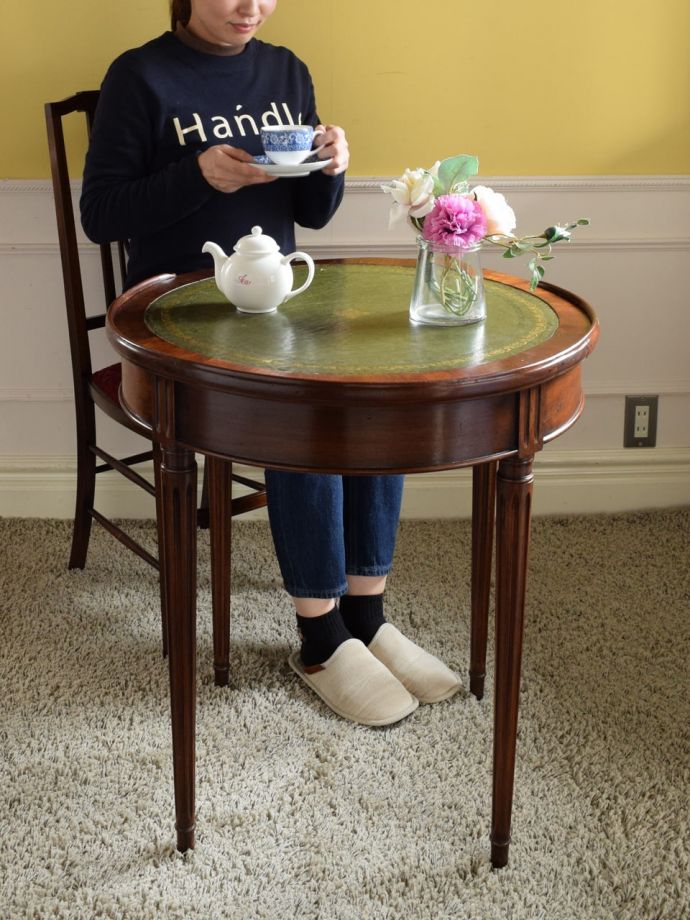 アンティークのオケージョナルテーブル