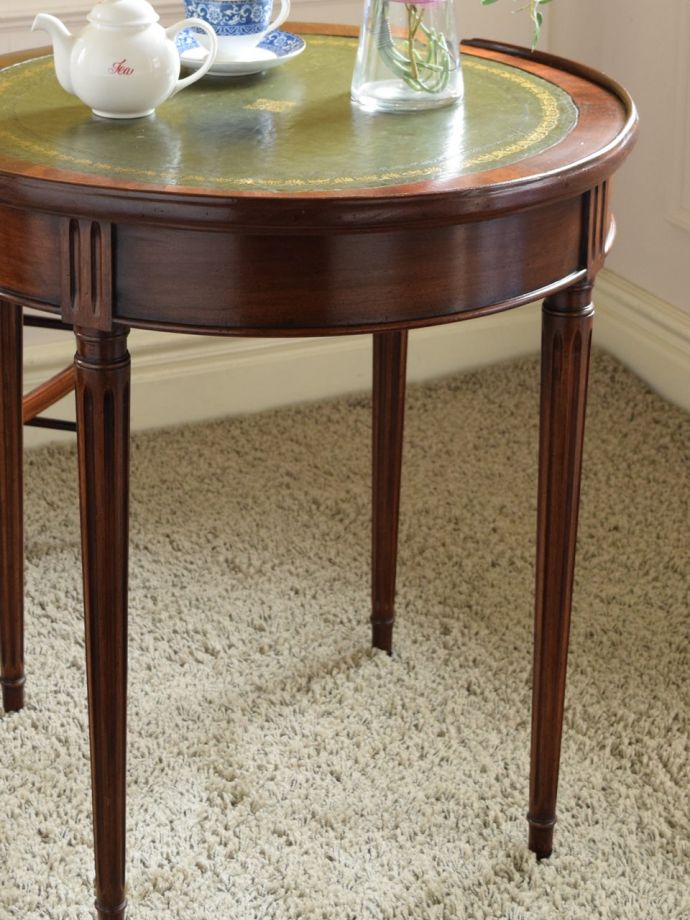 英国のアンティーク家具らしいデザイン