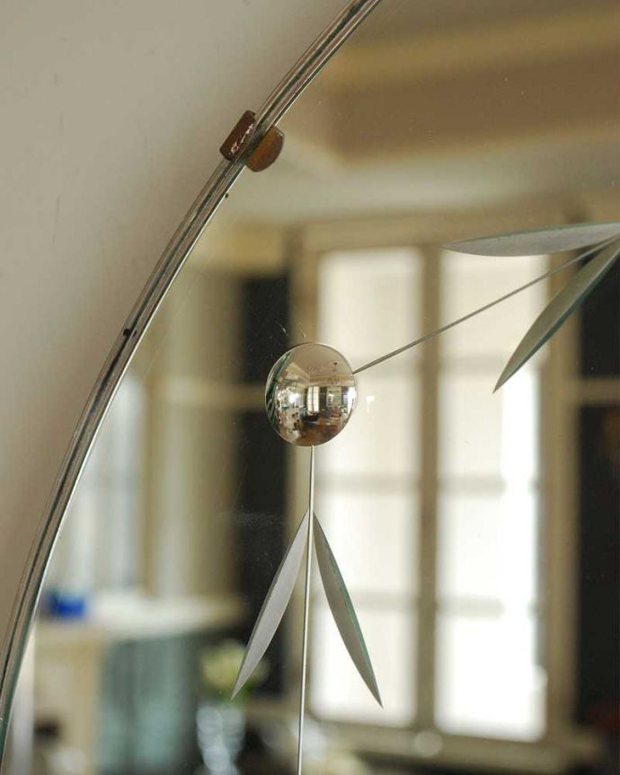 アンティーク ミラー(鏡) アンティーク雑貨 リーフ模様がアクセント、英国からのアンティークカッティングミラー。アンティークでしか手に入らないキラキラ感キラッと輝く美しい面取りがデザインになっているアンティークのミラー。(k-2988-z)