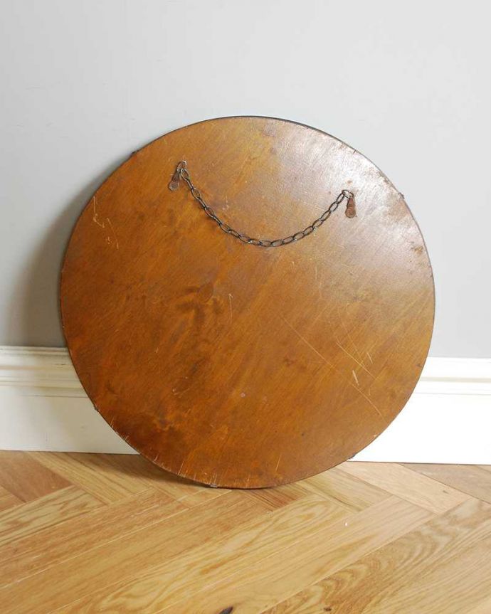 アンティーク ミラー(鏡) アンティーク雑貨 リーフ模様がアクセント、英国からのアンティークカッティングミラー。裏側を見てみると…修復の際、金具をしっかり取り付けたので安心してお使い下さい。(k-2988-z)