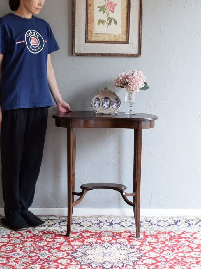 アンティークのサイドテーブル