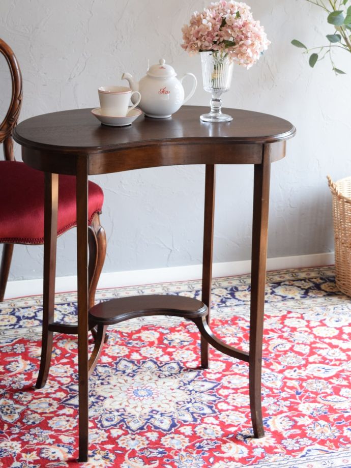 英国のアンティーク家具らしいデザイン