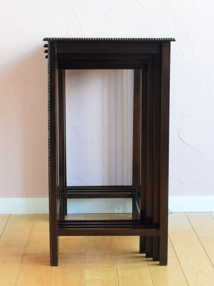 アンティークコーヒーテーブルの側面