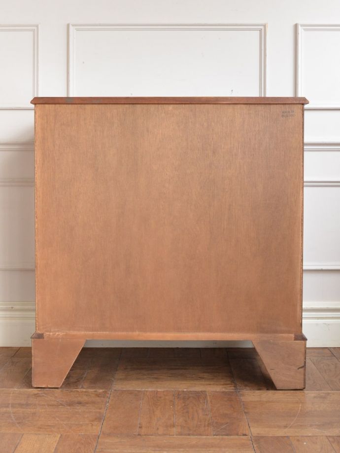 チェストの後ろ姿