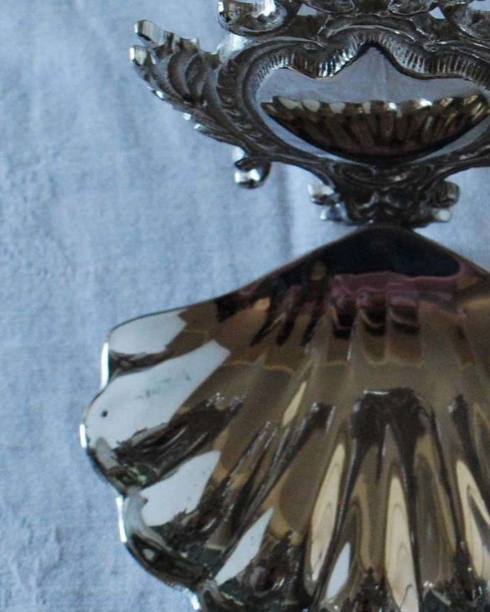 アンティーク 真鍮の雑貨　アンティーク雑貨　英国アンティークシルバープレート製、装飾が豪華なシェルの形をした器。優雅な雰囲気のシェル型のモチーフアンティークの銀器に好まれて使われた貝殻のモチーフ。(k-2992-z)