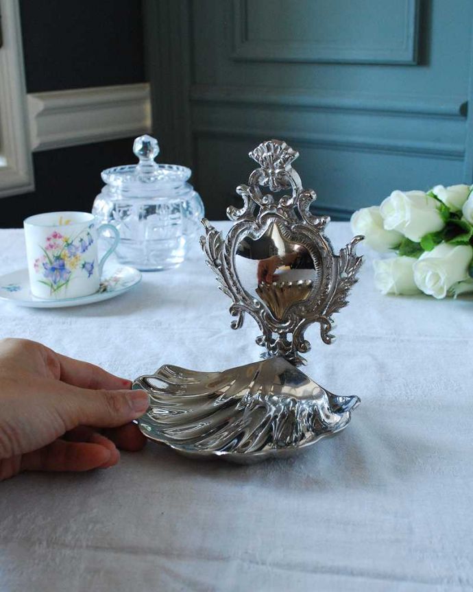 アンティーク 真鍮の雑貨　アンティーク雑貨　英国アンティークシルバープレート製、装飾が豪華なシェルの形をした器。いろんなものを乗せて使って下さい。(k-2992-z)