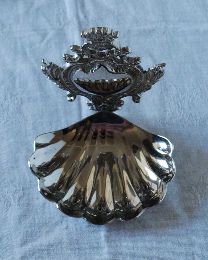 アンティーク 真鍮の雑貨　アンティーク雑貨　英国アンティークシルバープレート製、装飾が豪華なシェルの形をした器。上から見るとこんな感じですアンティークなので多少のキズ・汚れがある場合がありますが、使用上問題はありませんので、ご了承下さい。(k-2992-z)