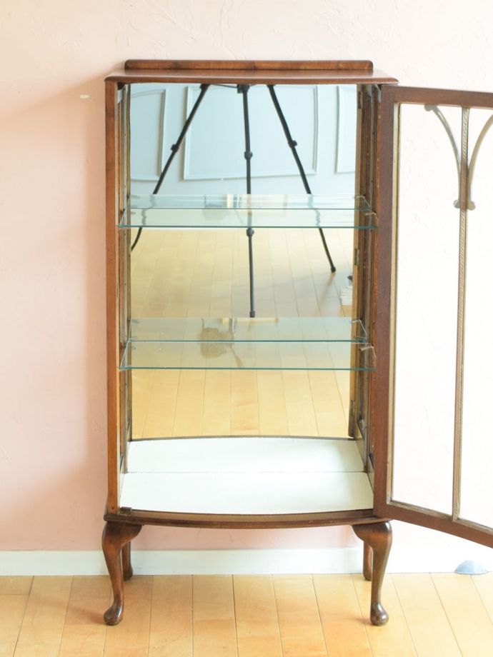 ガラスキャビネットの扉の中