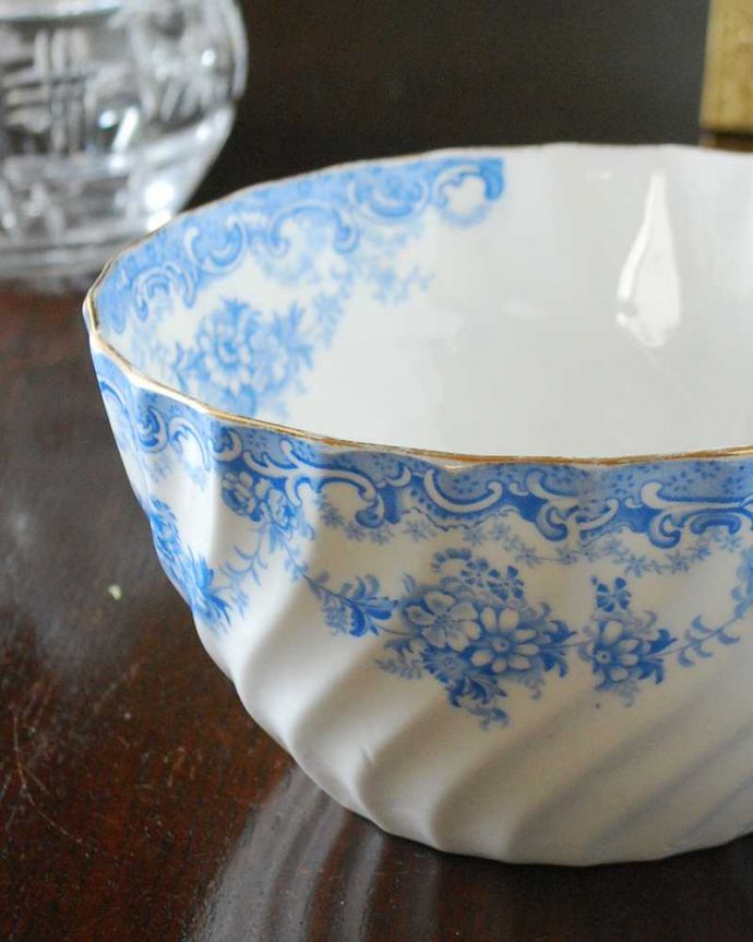 アンティーク 陶磁器の雑貨 アンティーク雑貨 上品な英国アンティーク、ブルーで描かれた可愛いお花の咲いたシュガーボウル。お茶の時間を華やかにしてくれるアンティークティータイムを楽しむための茶道具の一つシュガーボウル。(k-2993-z)