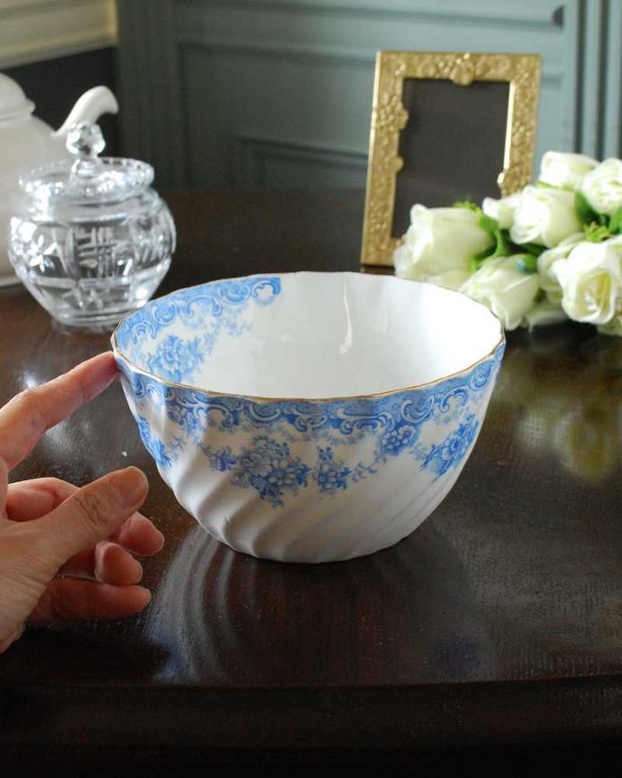 アンティーク 陶磁器の雑貨 アンティーク雑貨 上品な英国アンティーク、ブルーで描かれた可愛いお花の咲いたシュガーボウル。自分流の使い方で楽しんでくださいアンティークなのでキズや汚れはありますが、使えるものだけを選んできました。(k-2993-z)