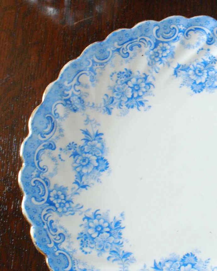 アンティーク 陶磁器の雑貨　アンティーク雑貨　爽やかなブルーがキレイなお花がたっぷりのアンティークプレート（23cm）。実用的にも飾っても使える華やなアンティークのプレートお料理を盛り付けるためだけのものではなく、お客様をもてなすために観賞用の目的もあったので、アンティークのプレートは、まるで絵画のように美しい模様なんです。(k-2994-z)