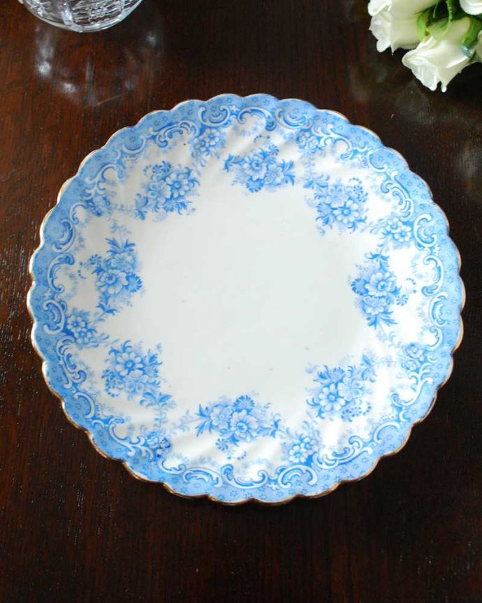 アンティーク 陶磁器の雑貨　アンティーク雑貨　爽やかなブルーがキレイなお花がたっぷりのアンティークプレート（23cm）。上から見るとこんな感じです状態のいいものだけを選んでいますが、アンティークなのでキズや欠けがある場合があります。(k-2994-z)