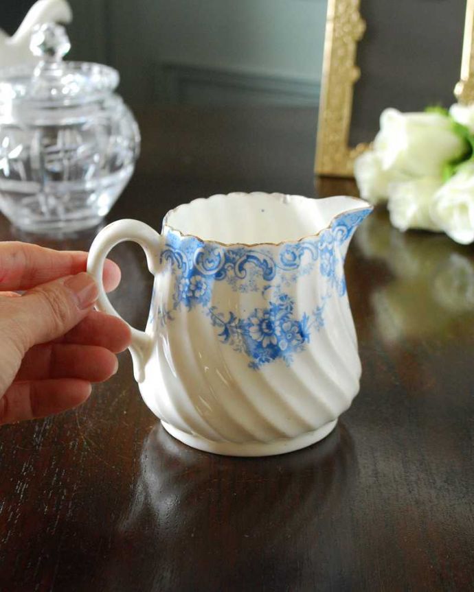 アンティーク 陶磁器の雑貨　アンティーク雑貨　上品な英国アンティーク、ブルーで描かれた可愛いお花の咲いたミルクポット（ピッチャー）。自分だけの使い方で使ってみましょうたっぷりミルクが注げるように、英国のミルクピッチャーのサイズは他の国のものと比べて大きめに作られていて実用的。(k-2995-z)