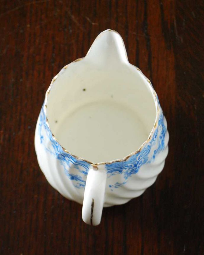 アンティーク 陶磁器の雑貨　アンティーク雑貨　上品な英国アンティーク、ブルーで描かれた可愛いお花の咲いたミルクポット（ピッチャー）。上から見るとこんな感じです状態のいいものだけを選んでいますが、アンティークなのでキズや欠けがある場合があります。(k-2995-z)