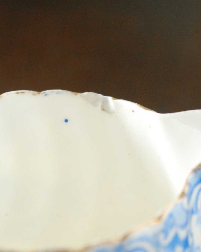 アンティーク 陶磁器の雑貨　アンティーク雑貨　上品な英国アンティーク、ブルーで描かれた可愛いお花の咲いたミルクポット（ピッチャー）。裏側には品質の証製造メーカー保証の意味がこもった窯印、ポーセリンマークがあります。(k-2995-z)