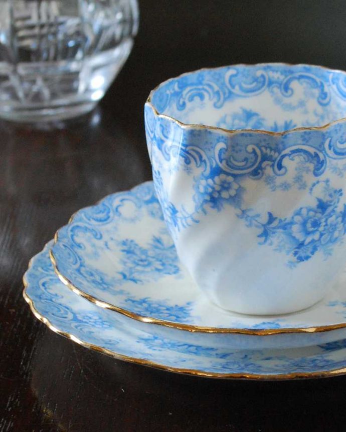 アンティーク 陶磁器の雑貨　アンティーク雑貨　爽やかなブルーがキレイなお花がたっぷりのアンティークトリオ。飾って使って楽しむ小さなアンティークアンティークでしか手に入れることが出来ない美しい模様のカップ＆ソーサー。(k-2996-z)