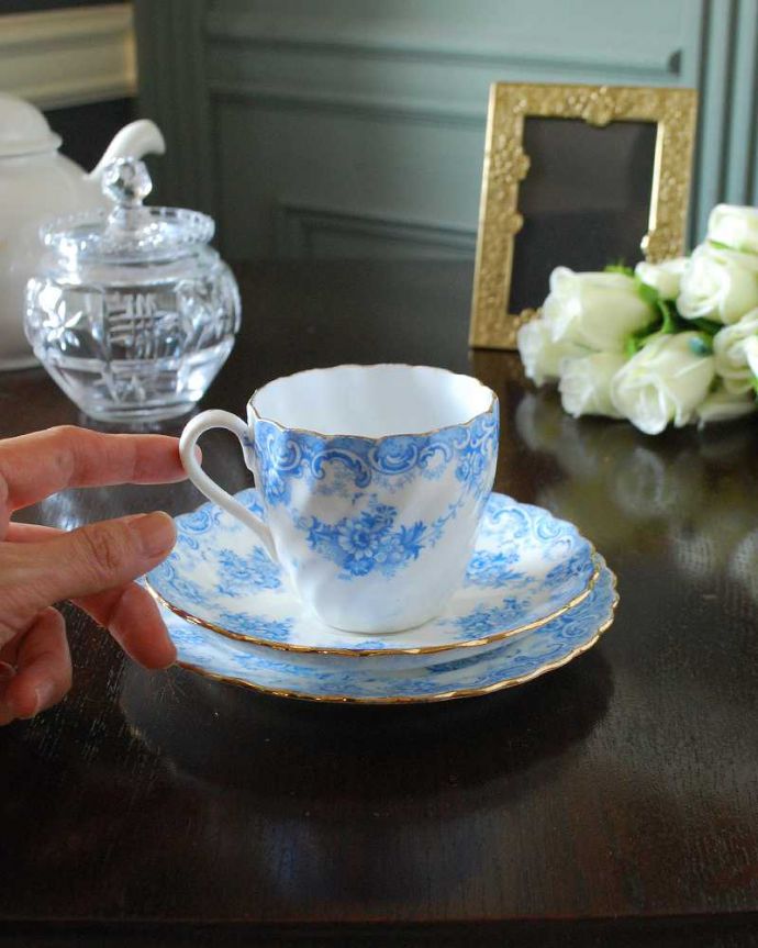 アンティーク 陶磁器の雑貨　アンティーク雑貨　爽やかなブルーがキレイなお花がたっぷりのアンティークトリオ。お茶の時間をもっと優雅に･･･眺めているだけじゃもったいないので、実用的に使って下さい。(k-2996-z)