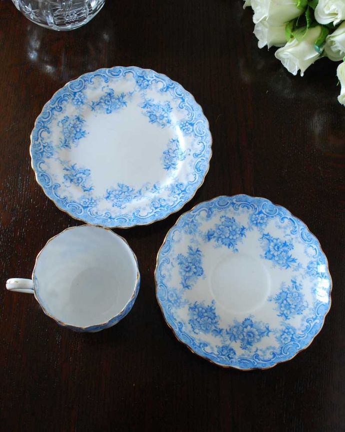 アンティーク 陶磁器の雑貨　アンティーク雑貨　爽やかなブルーがキレイなお花がたっぷりのアンティークトリオ。上から見るとこんな感じです状態のいいものだけを選んでいますが、アンティークなのでキズや欠けがある場合があります。(k-2996-z)