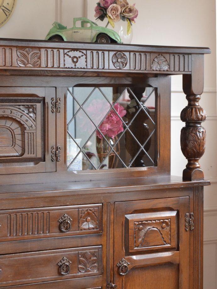 アンティーク家具らしさが漂うサイドボード
