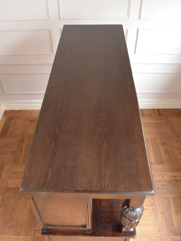 アンティークのサイドボードの天板