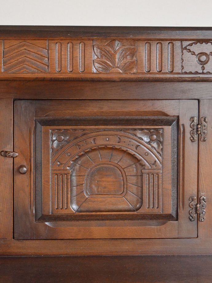 英国アンティーク家具らしい装飾