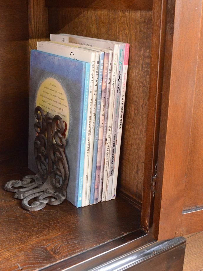 サイドボードの扉を開けると