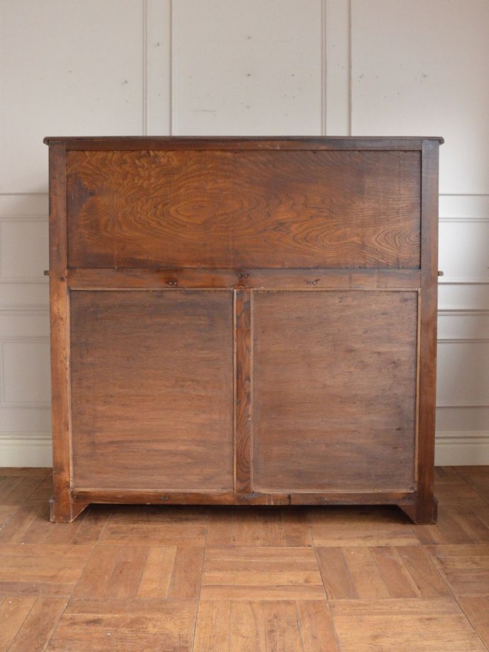 キャビネットの後ろ姿