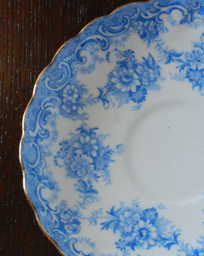 アンティーク 陶磁器の雑貨　アンティーク雑貨　爽やかなブルーがキレイなお花がたっぷりのアンティークのソーサー。見た目が可愛いコースター英国らしいお花のデザインが可愛いコースター。(k-2997-z)