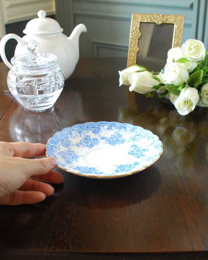 アンティーク 陶磁器の雑貨　アンティーク雑貨　爽やかなブルーがキレイなお花がたっぷりのアンティークのソーサー。飾って使って楽しむアンティーク美しい柄のプレートは、飾っても使っても楽しめます。(k-2997-z)