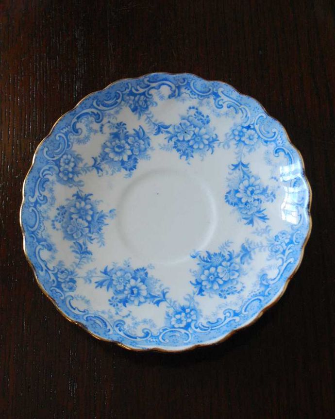 アンティーク 陶磁器の雑貨　アンティーク雑貨　爽やかなブルーがキレイなお花がたっぷりのアンティークのソーサー。上から見るとこんな感じです状態のいいものだけを選んでいますが、アンティークなのでキズや欠けがある場合があります。(k-2997-z)
