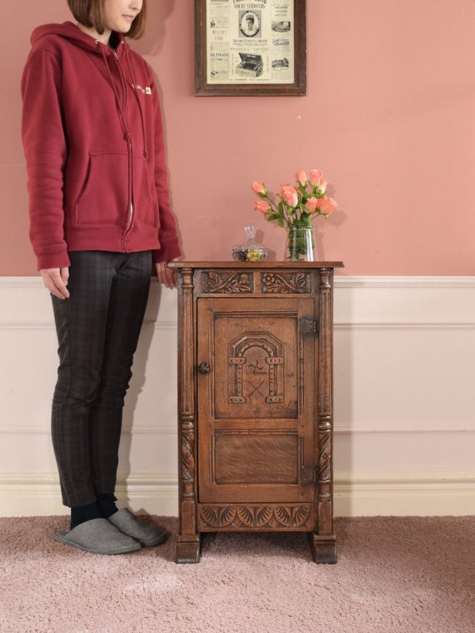 アンティークのサイドキャビネット