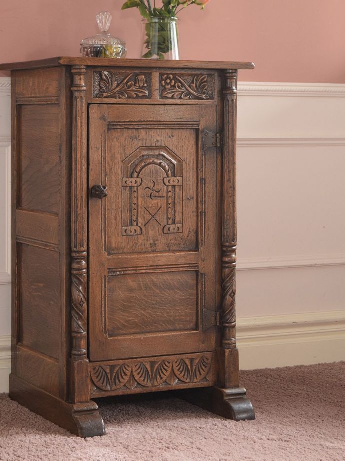 アンティーク家具らしい美しい杢目