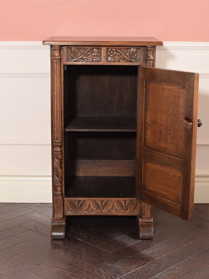 サイドキャビネットの扉の中