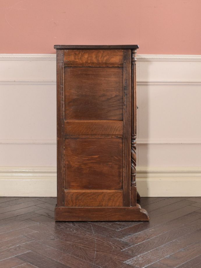 サイドキャビネットの側面