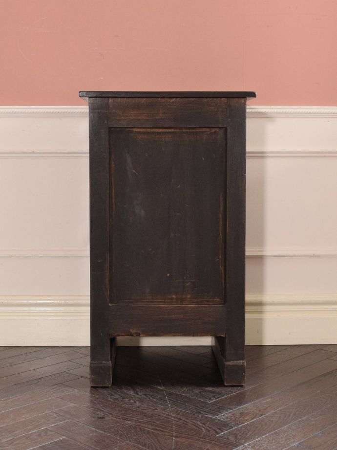 サイドキャビネットの後ろ姿