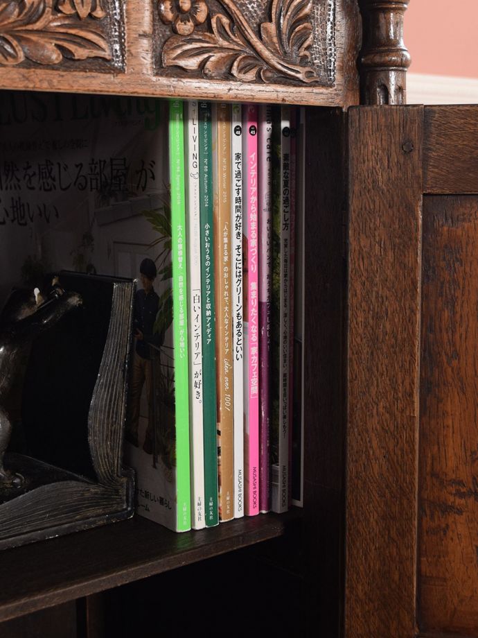 サイドキャビネットの扉を開けると