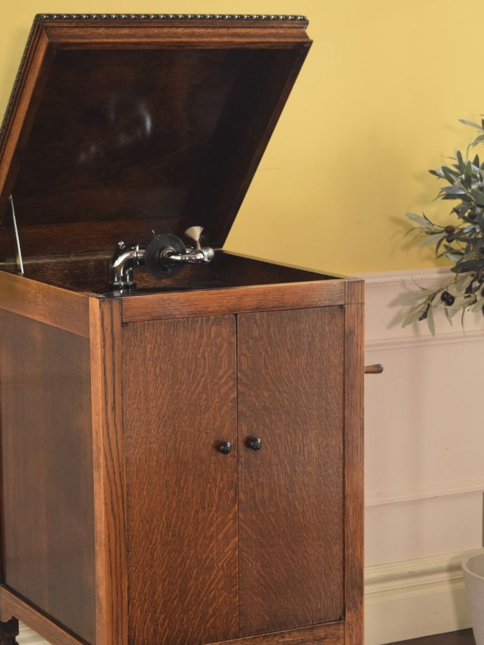 アンティーク家具らしい美しい杢目