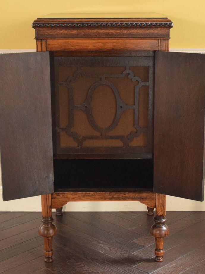 アンティーク蓄音機の扉の中