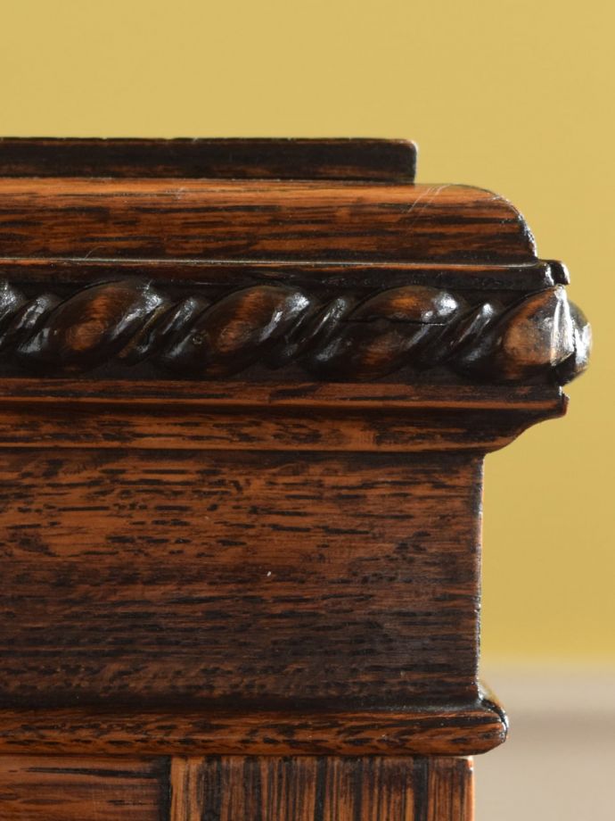 英国アンティーク家具らしい装飾