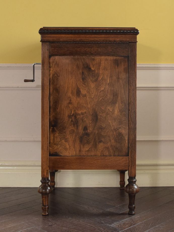 アンティーク家具の後ろ姿