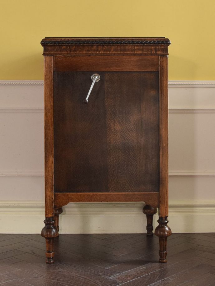 アンティーク蓄音機の横顔