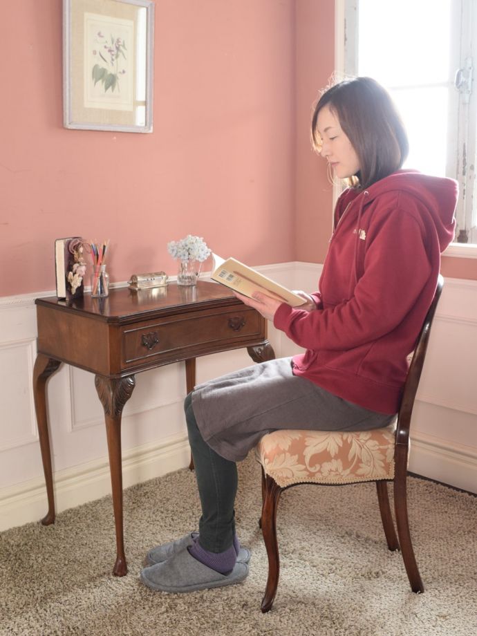 いろんな用途で使えるアンティークのテーブル