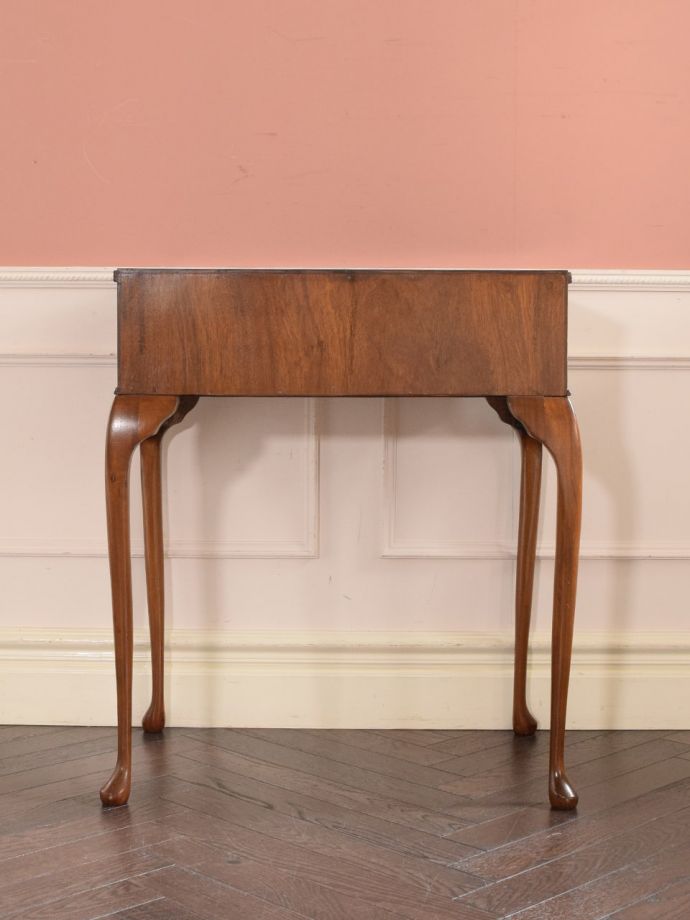 コンソールテーブルの後ろ姿