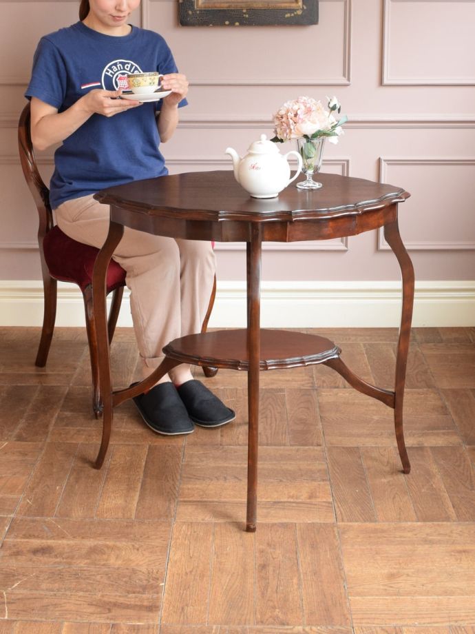 アンティークのオケージョナルテーブル