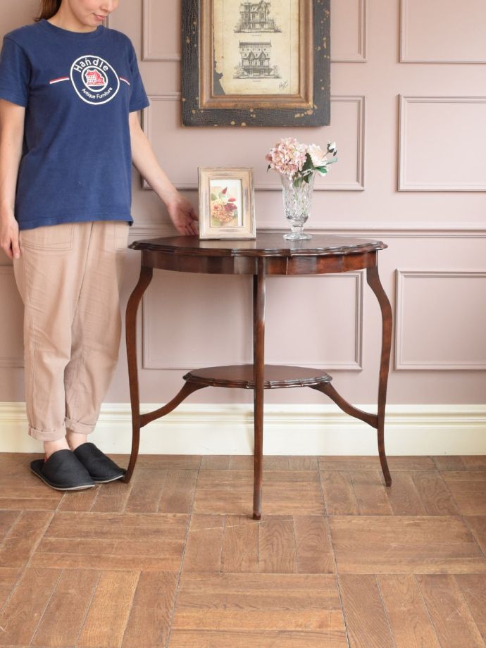 アンティークのサイドテーブル