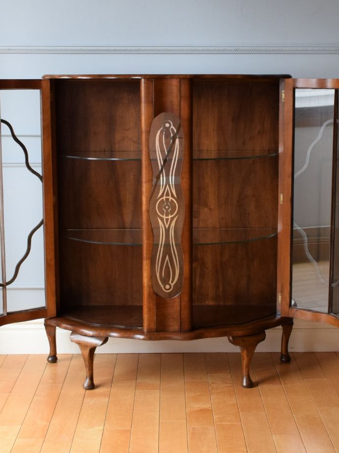 ガラスキャビネットの扉の中