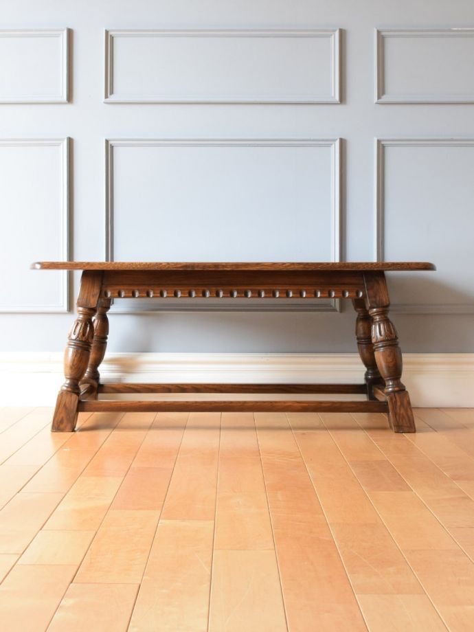 コーヒーテーブルの後ろ姿