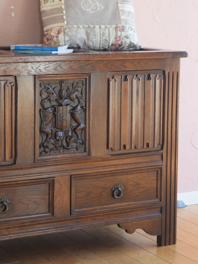 アンティーク家具らしさが漂うブランケットボックス