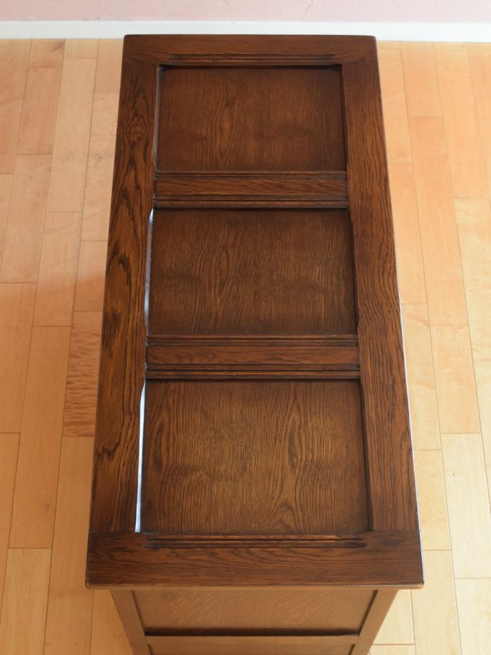 アンティークのブランケットボックスの天板